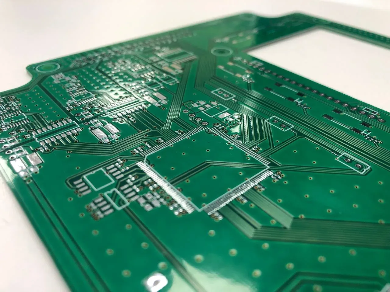 Печатная плата: топология дорожек и площадки под компоненты